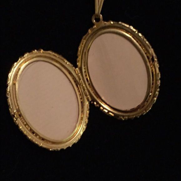 ON Hold* Judy Lee VTG 1970s Gold Locket - Picture 3 of 4